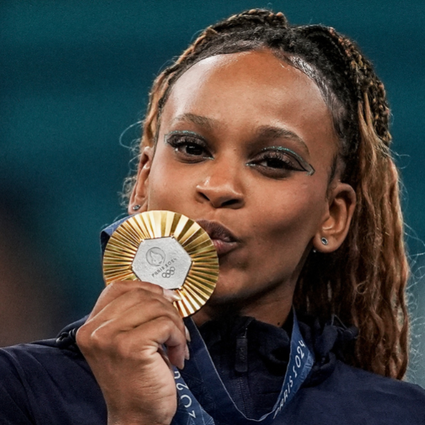 Rebeca conquista ouro no solo e agora é maior medalhista olímpica do Brasil