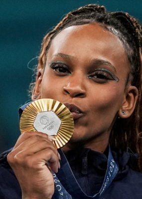 Rebeca conquista ouro no solo e agora é maior medalhista olímpica do Brasil