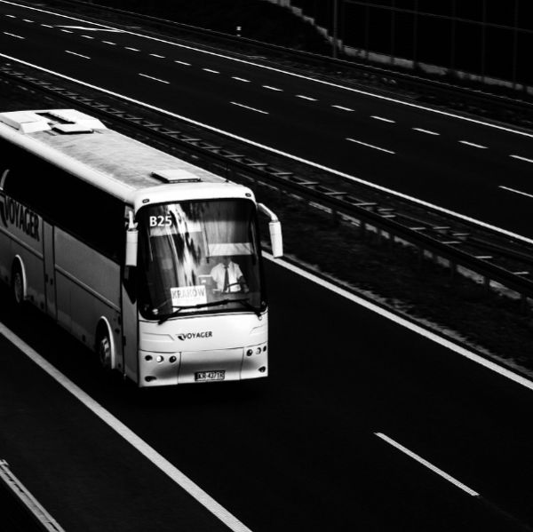 Ônibus movido a gás natural começa a circular entre Caxias e a Barra em projeto piloto