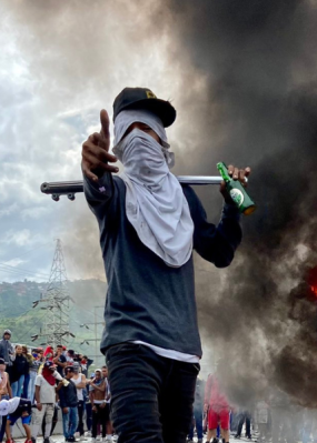 Mortes e prisões marcam protestos contra reeleição de Maduro na Venezuela